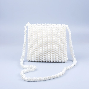 Sac à bandoulière élégant en perles blanches tressées avec sangle pour soirées