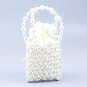 Détail du sac à main tissé en perles fait main avec doublure en satin crème à cordon