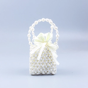 Vue détaillée du sac à main en perles blanches tressées avec pochette en satin