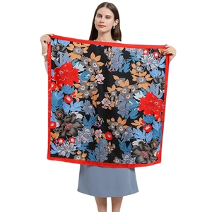 Élégant grand foulard en soie noire avec motifs de feuilles de ginkgo et de pivoines