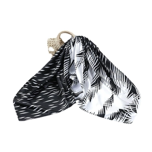 Élégant foulard carré 90cm en satin de soie avec imprimé palmier noir et blanc