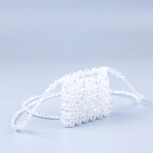 Mini sac bandoulière en perles acryliques irisées avec structure tissée main