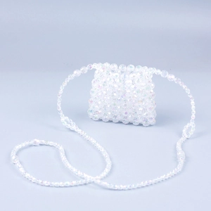 Vue macro du mini sac en perles acryliques irisées avec des détails tissés à la main