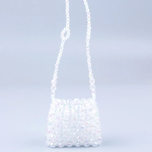 Vue détaillée du mini sac perlé fait main avec perles acryliques irisées et bandoulière