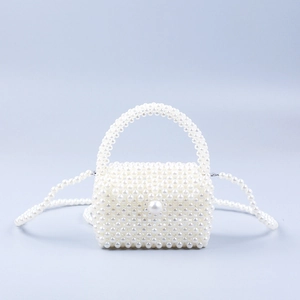 Mini borsa a tracolla fatta a mano in perle bianche con manico intrecciato e chiusura