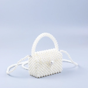 Mini borsa a mano in perle artificiali bianche fatta a mano con tracolla di perline