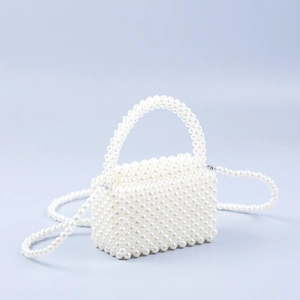 Borsa a mano da donna in perle bianche intrecciate a mano con manico e tracolla in perle