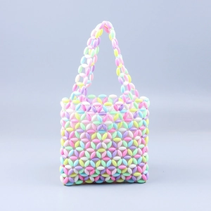 Sac à main tissé à la main avec perles acryliques colorées et texture géométrique florale