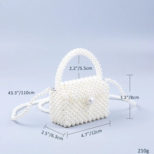 Dettagli della mini borsa in perle finte con catena da 110cm e manico intrecciato