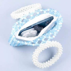 Sac à main artisanal en perles bleues et blanches avec doublure intérieure en tissu