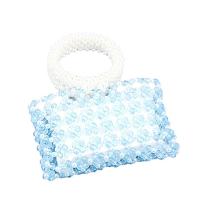 Sac à main artisanal perlé bleu clair avec poignée circulaire en perles blanches