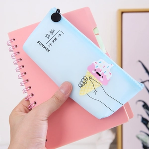 Trousse en silicone bleu clair mignonne avec motif glace et design de texte d'été