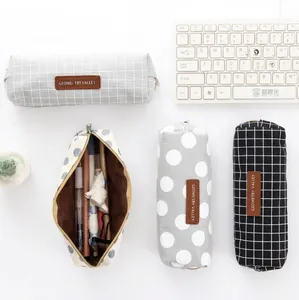 Minimalistische canvas pennenzak set met ruitjes en stippen patroon voor scholieren