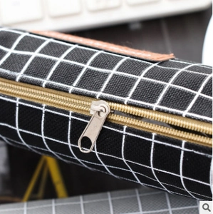 Minimalistische zwart-wit geruite canvas etui met ritssluiting en een leren label detail
