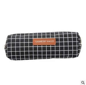 Minimalistisch zwart-wit geblokt canvas etui met leren logopatch voor schrijfwaren