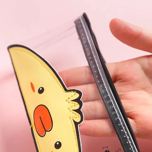Durchsichtiges PVC-Federmäppchen mit gelber Ente und Reißverschluss in der Hand