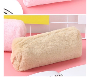 Nahaufnahme weicher Plüsch-Federmäppchen in Rosa und Beige mit flauschiger Textur