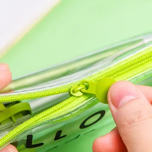 Schattig avocado pennenzakje transparant met groene rits en HELLO bedrukking