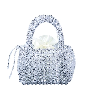 Silberne Perlenhandtasche mit Fransen und weißem Satin-Innenbeutel mit Kordelzugverschluss