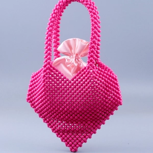 Sac à main fait main en perles en forme de cœur magenta avec une pochette en satin rose