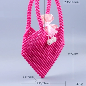 Vue détaillée du sac à main perlé en forme de cœur avec dimensions et doublure rose