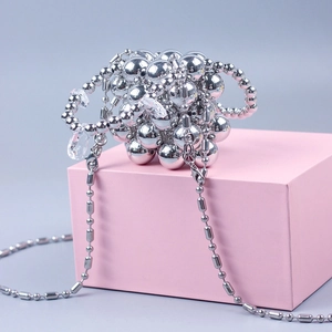 Detail van de mini-tas met zilveren metalen kralen en kristallen hangers