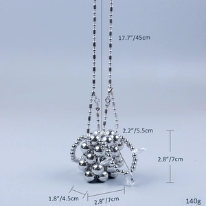 Detail van de zilveren kralen minitas met afmetingen en een gewicht van 140 gram op beeld
