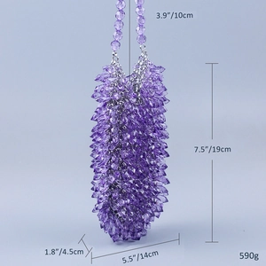 Detalle de dimensiones del bolso de mano violeta hecho con cuentas de acrílico