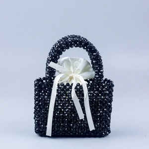 Elegante handgefertigte schwarze Perlenhandtasche mit weißem Satin-Innenbeutel