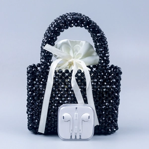 Handgefertigte schwarze Acryl Perlenhandtasche mit weißem Satin-Innenbeutel und Griff