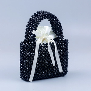 Detail der handgefertigten schwarzen Acrylperlen-Handtasche mit weißem Satinfutter