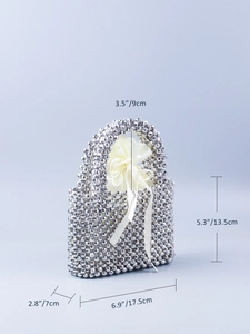 Größentabelle für die silberne Perlenhandtasche mit Satin-Innenfutter und Kordelzug