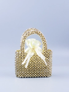 Nahaufnahme der goldenen Perlenhandtasche mit Satin-Innenbeutel und Schleifendekor