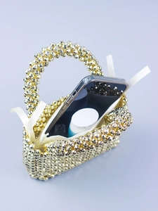 Nahaufnahme der goldenen Perlenhandtasche mit Platz für Handy und Lippenstift