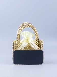 Goldene Perlenhandtasche mit weißem Satin-Futter und Smartphone als Größenvergleich