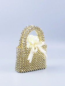 Detailansicht der goldenen Perlenhandtasche mit Satinfutter und Schleifenverschluss