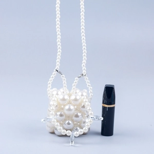Mini handgemaakte parel crossbodytas met witte kralen en een elegante schouderriem