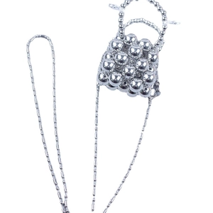 Chique zilveren kralen handtas met metallic afwerking en lange crossbody bolletjesketting