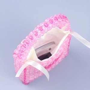 Draufsicht der rosa Kristall-Perlentasche mit Platz für Handy und Satin-Innenfutter