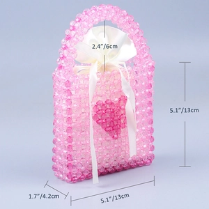 Detailansicht der handgefertigten rosa Perlenhandtasche mit dunkelrosa Herzmuster