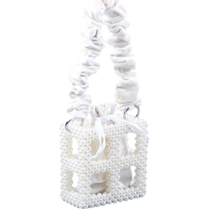 Elegante borsa a mano in perle bianche con tracolla arricciata e pochette in raso
