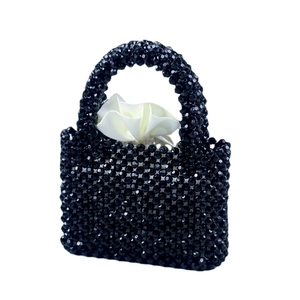 Handgefertigte schwarze Acryl-Perlenhandtasche mit weißem Satin-Kordelzug-Futter