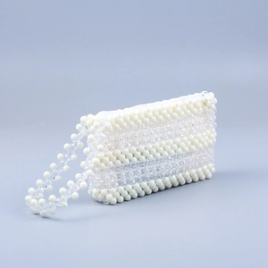 Sac à main artisanal en perles acryliques avec perles blanches et dragonne