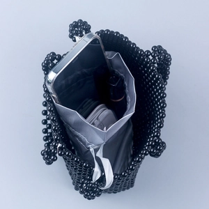 Sac à main fait main en perles noires avec doublure en satin argenté et accessoires