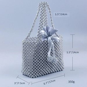 Vue détaillée du sac à main perlé argenté avec doublure en satin bleu clair
