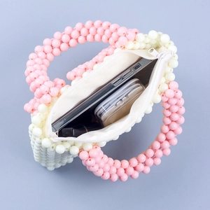 Handgefertigte Perlen-Mini-Handtasche in Rosa und Weiß mit Blick auf den Innenraum
