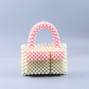 Detail der handgefertigten Perlenwebung in Creme und Rosa auf einer Mini-Handtasche
