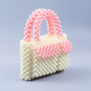 Detail der handgewebten Perlen-Handtasche mit rosa und cremefarbenen Kunstperlen