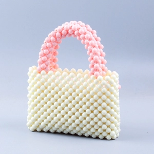 Detail der handgefertigten Perlen-Minitasche in Creme und Rosa mit gewebter Struktur