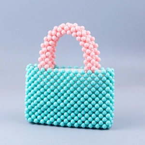 Detail der mintgrünen handgefertigten Perlen-Minihandtasche mit rosa Perlengriff